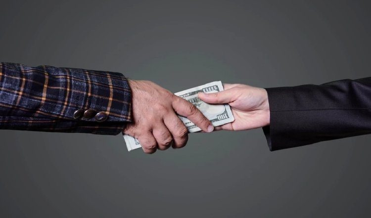 Rajasthanके अलवर में District Excise Officer तीन लाख रुपये की रिश्वत लेते रंगे हाथों गिरफ्तार