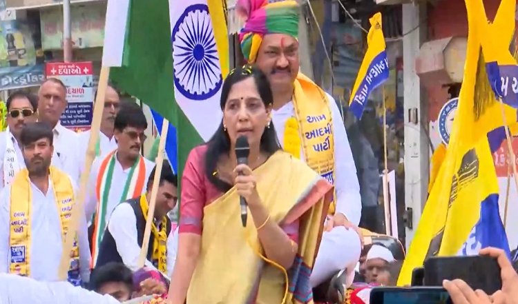 दिल्ली के मुख्यमंत्री की गिरफ्तारी का जवाब लोग अपने वोट से देंगे : सुनीता केजरीवाल