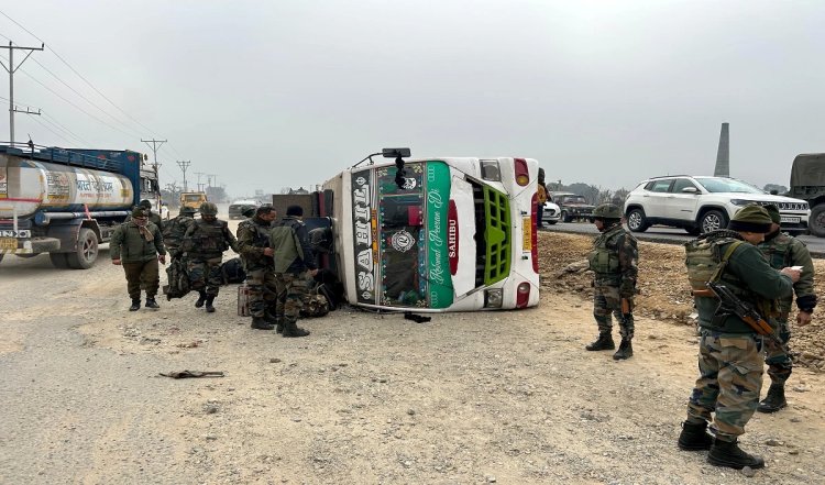 Chhattisgarh : BSF जवानों की बस अनियंत्रित होकर पेड़ से टकराई, 17 जवान घायल