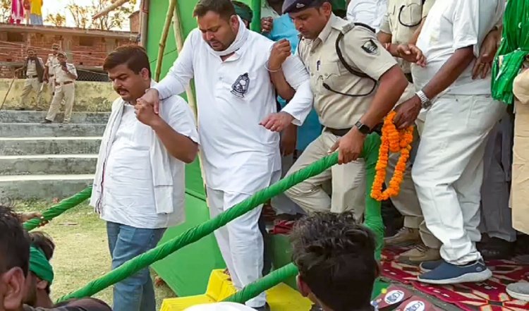 चुनावी प्रचार में बिगड़ी तेजस्वी यादव की तबीयत, सुरक्षाकर्मी ने सहारा देकर स्टेज से उतारा, बोले- बेरोजगार युवाओं की तकलीफ़ के आगे यह कुछ भी नहीं
