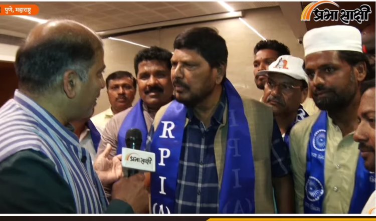 आरक्षण की राजनीति पर बोले Ramdas Athawale - Modi के रहते संविधान को कोई खतरा नहीं