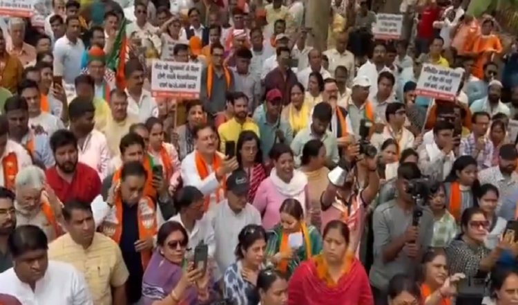 Delhi : आम आदमी पार्टी के मुख्यालय के बाहर BJP का प्रदर्शन