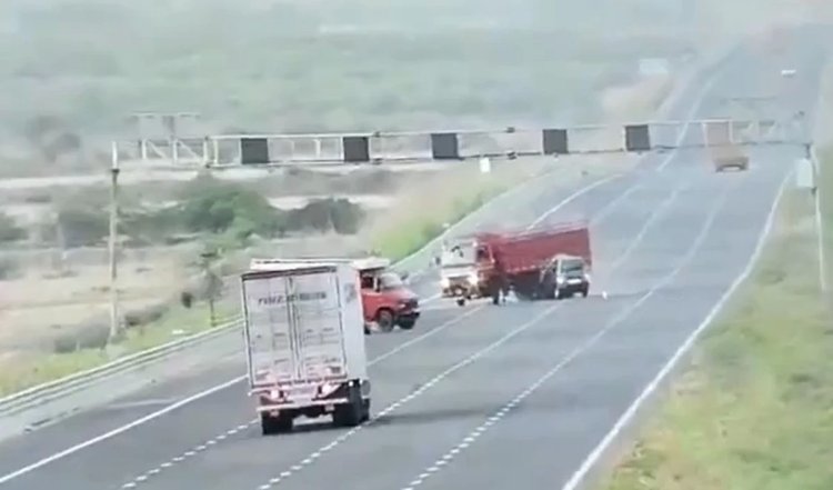 Rajasthan Highway Accident | सड़कों पर ट्रकों की दादागिरी! राजस्थान हाईवे पर गलत यू-टर्न ले रहे ट्रक में घुसी कार, 6 लोगों की मौके पर ही मौत
