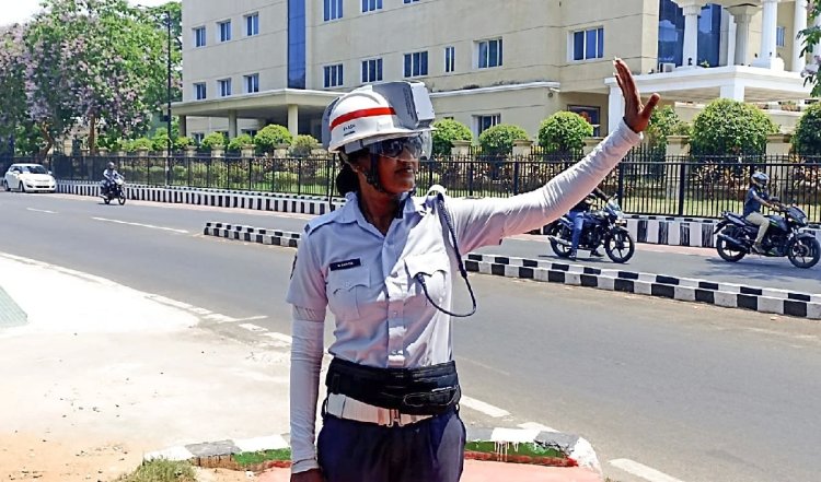 Noida: पुलिस कर्मी ने नहीं पहना हेलमेट, कटा 18 हजार रुपए का चालान