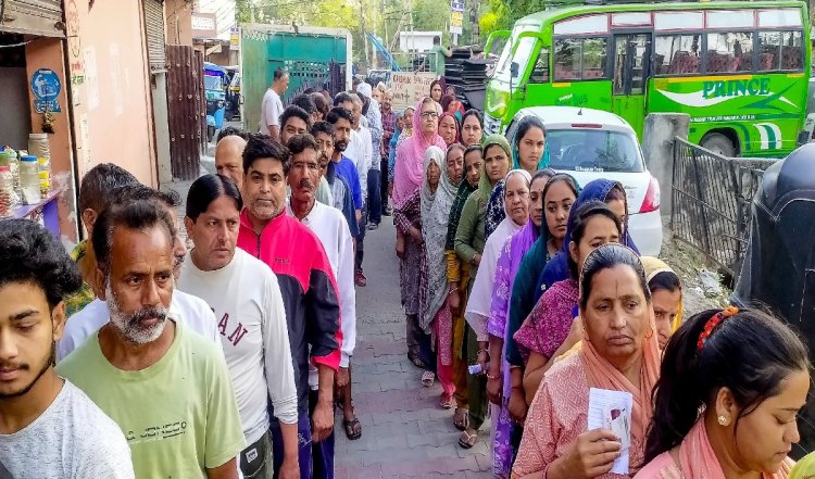 Jammu Kashmir की श्रीनगर लोकसभा सीट के लिए जारी है मतदान, लंबी कतारों में मतदाता कर रहे इंतजार