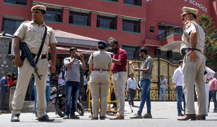 Jaipur Schools Bomb Threat | जयपुर में कई स्कूलों को बम से उड़ाने की धमकी मिली, सभी क्लास को कराया गया खाली, पुलिस ने जांच शुरू की