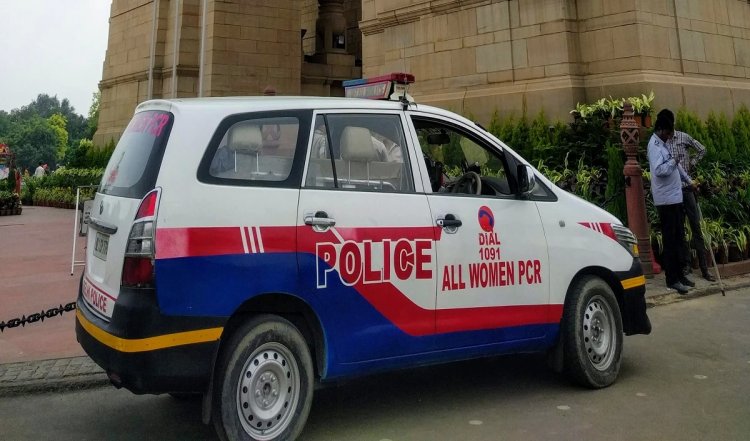 Delhi Police के वाहन की चपेट में आया एक अधेड़ व्यक्ति, पुलिसकर्मी गिरफ्तार
