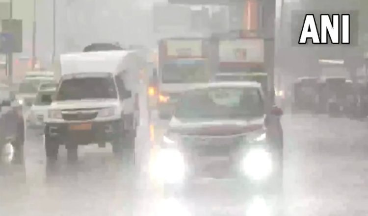 मुंबई के कुछ हिस्सों में तेज हवाओं के साथ बारिश, Metro व Local train सेवाएं प्रभावित