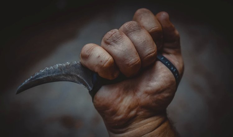 Karnataka Girl Stabbed To Death | प्यार का प्रपोजल ठुकराने पर लड़के ने लड़की को घर से बाहर घसीटा, चाकू घौंप-घौंप कर बेरहमी से उतारा मौत के घाट