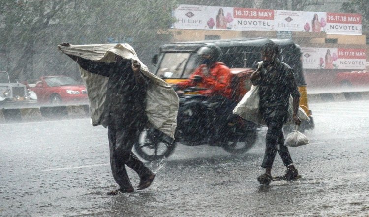 भारी बारिश के कारण केरल के कई जिलों के लिए चेतावनी जारी, यात्रा पर प्रतिबंध