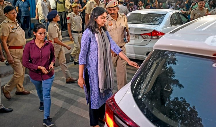 Bibhav Kumar की गिरफ्तार के खिलाफ सड़क पर उतरकर Arvind Kejriwal का प्रदर्शन, Swati Maliwal ने कसा तंज