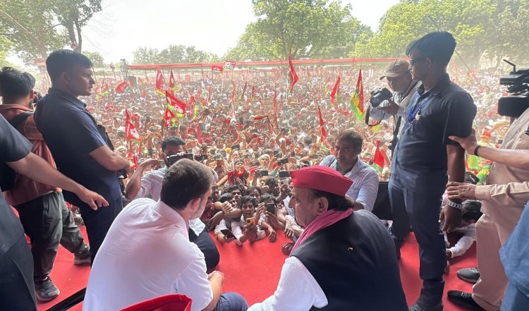 फूलपुर में Akhilesh Yadav और Rahul Gandhi की रैली में उमड़ा जनता का हुजूम, अव्यवस्था के कारण भाषण नहीं दे सके दोनों नेता
