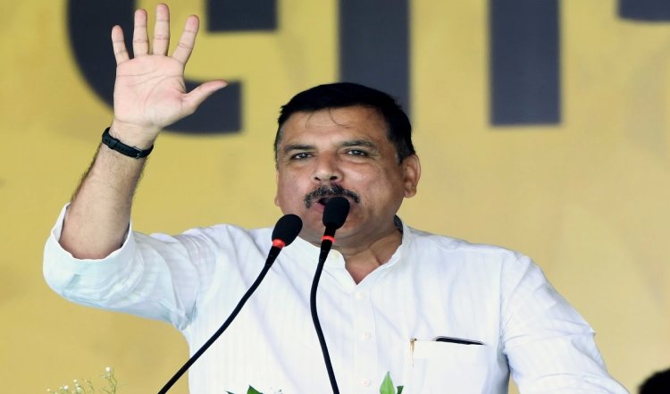 Delhi: मेट्रो स्टेशनों पर लिखी मिली धमकी, AAP का आरोप, CM केजरीवाल पर हमले की हो रही तैयारी