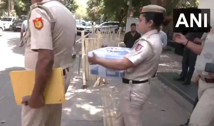 केजरीवाल के खिलाफ नारे लिखने वाला व्यक्ति सीसीटीवी कैमरों में दिखा: Delhi Police