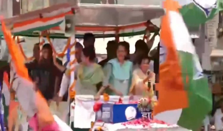 प्रियंका गांधी ने हरियाणा के सिरसा में कुमारी शैलजा के लिए रोड शो किया