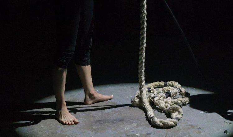 पर्यटन स्थल पर ले जाने से मां के मना करने पर 10 साल की बच्ची ने आत्महत्या की