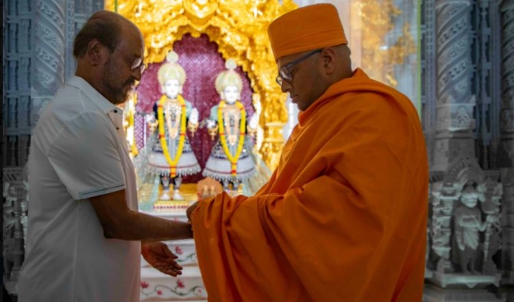 Photos | UAE के लिए गोल्डन वीजा मिलने के बाद रजनीकांत अबू धाबी के मंदिर में गए