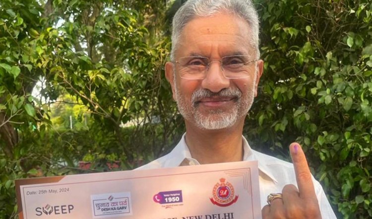 Delhi Lok Sabha Election | सुबह-सुबह अपना वोट कास्ट करने पहुंचे विदेश मंत्री जयशंकर, दिल्ली में मतदान केंद्र पर First Male Voter Certificate मिला