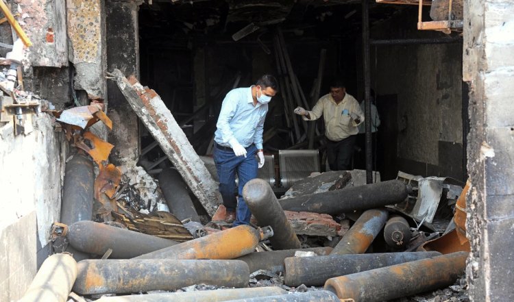 Delhi Hospital Fire Tragedy | दिल्ली अस्पताल में आग लगने के पीछे थी लावरवाही,  ऑक्सीजन सिलेंडर भंडारण के लिए गृह मंत्रालय के दिशा-निर्देशों का उल्लंघन