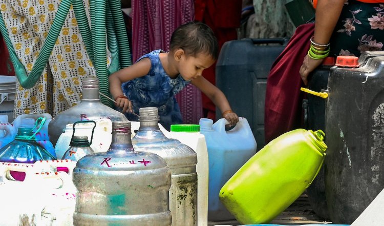 Delhi Water Crisis | सरकार ने पानी की बर्बादी रोकने के निर्देश जारी किए, नली से कार धोने पर 2,000 रुपये का जुर्माना