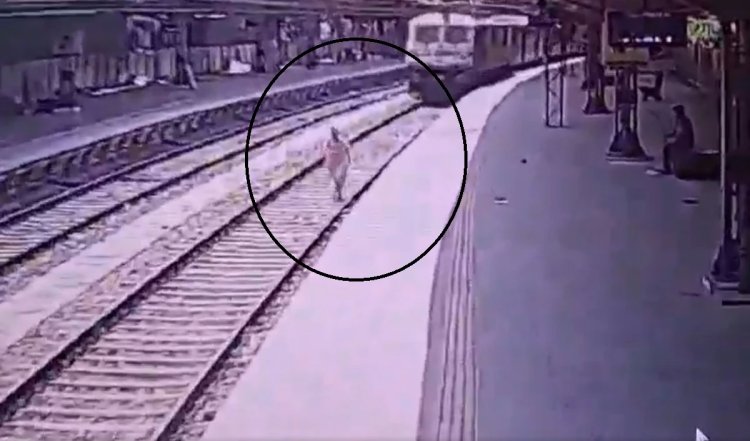 CCTV Video | आगरा की महिला ने लिव-इन पार्टनर को डराने के लिए रेलवे ट्रैक पर लगाई छलांग, ट्रेन से कटकर हुई दर्दनाक मौत