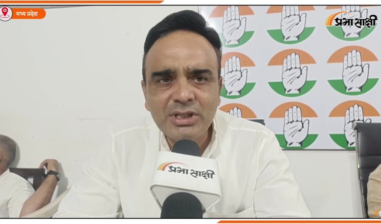 Madhya Pradesh में मतगणना के बाद जश्न की तैयारियों में जुटे कांग्रेस और बीजेपी के कार्यकर्ता