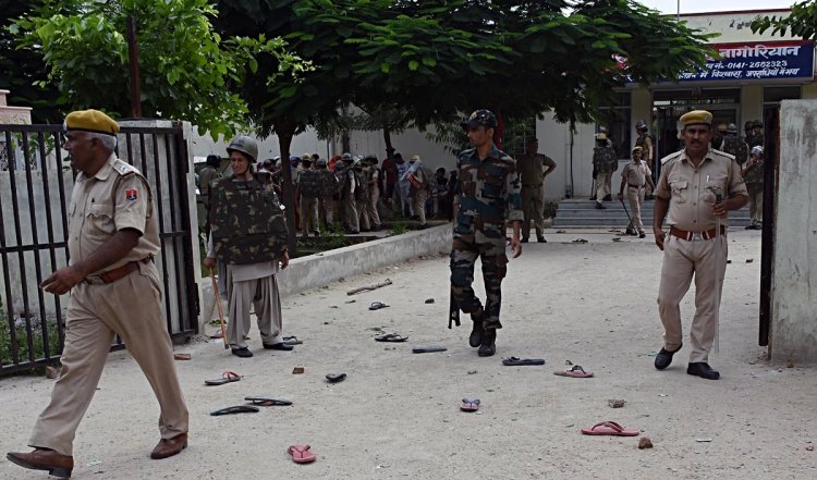 महिला कांस्टेबल ने की थानाध्यक्ष की डंडे से पिटाई, निलम्बित की गई