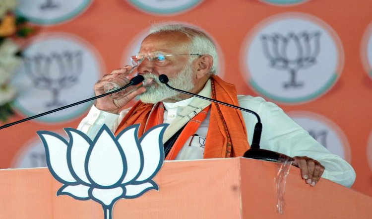 संविधान व लोकतंत्र बचाने का चुनाव: विपक्ष का ब्रह्मास्त्र कैसे बन गया पीएम मोदी का सबसे बड़ा चुनावी हथियार