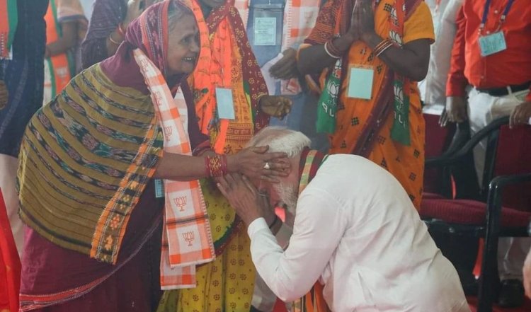 PM Modi In Odisha | ओडिशा में प्रधानमंत्री मोदी ने केंद्रपाड़ा में कमला महाराणा के सामने सिर झुकाया, आखिर वह कौन हैं?