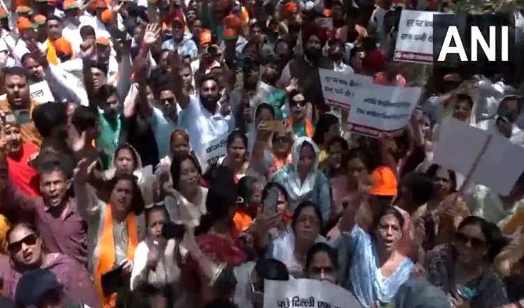 Delhi Water Crisis को लेकर AAP के खिलाफ BJP का प्रदर्शन, वीरेंद्र सचदेवा बोले- यह केजरीवाल सरकार के कुप्रबंधन का नतीजा
