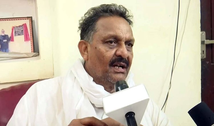घटते रसूख़ के बीच अंसारी बंधुओ के घर की महिलाओं ने बाहर आकर संभाला मोर्चा