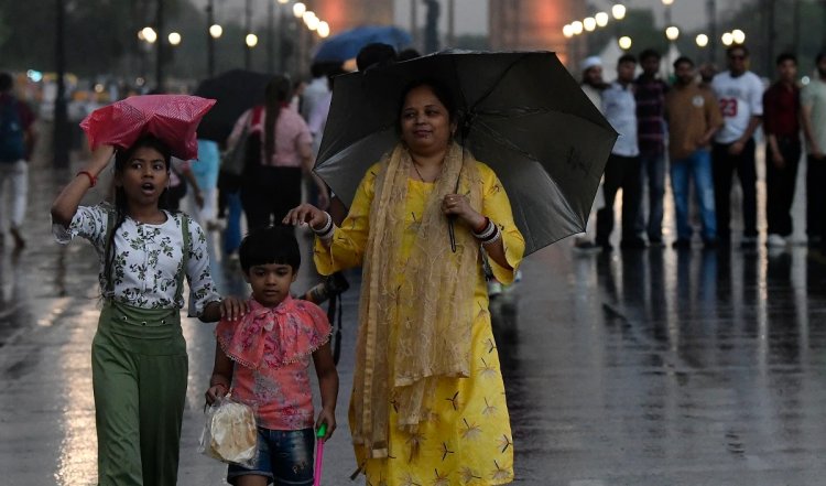 दिल्ली वालों को मिल सकती है आज गर्मी राहत, धूल भरी आंधी या हल्की बारिश की संभावना