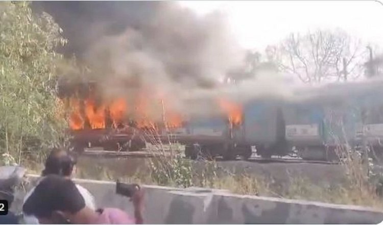 दिल्ली में ताज एक्सप्रेस के तीन डिब्बों में लगी आग, कोई हताहत नहीं