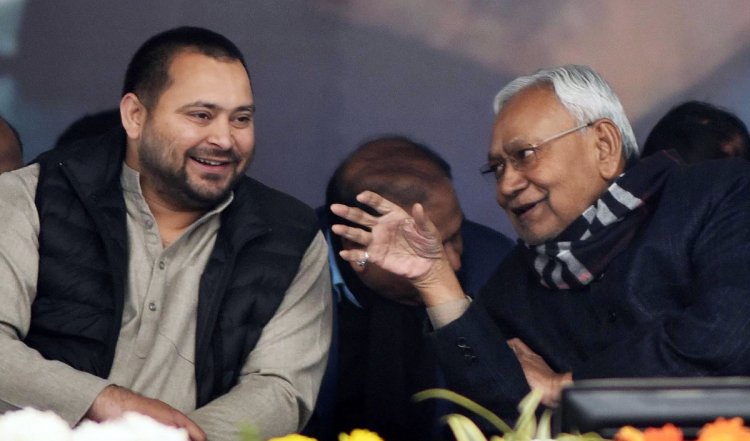 एक ही फ्लाइट से दिल्ली आ रहे नीतीश और तेजस्वी, सरकार गठन के लिए एनडीए और इंडिया ब्लॉक दोनों खेमों में हलचल तेज
