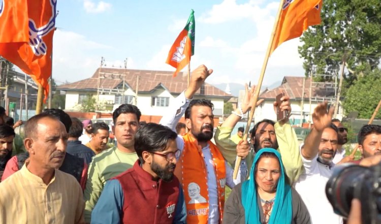 Kashmir BJP ने मनाया जश्न, पार्टी नेताओं और समर्थकों ने कहा- मोदी आ गए वापस