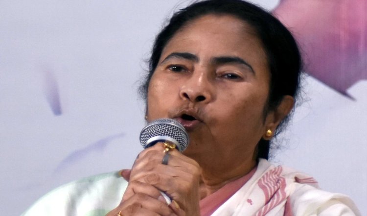 Mamata Banerjee ने बिरसा मुंडा को उनकी पुण्यतिथि पर श्रद्धांजलि दी