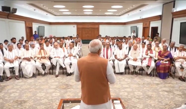 Narendra Modi Tea Meet With NDA Leaders | नरेंद्र मोदी की एनडीए नेताओं के साथ 'चाय पर चर्चा' की पहली तस्वीरें, नये चेहरों की शपथ लेने की उम्मीद