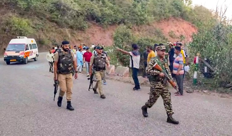 Reasi Bus Terrorist Attack | पाकिस्तानी आतंकवादी समूह ने रियासी बस आतंकी हमले की जिम्मेदारी, पीएम मोदी ने लिया हालात का जायजा | All Update About News