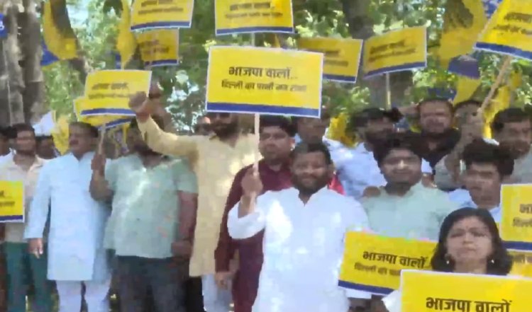 AAP ने हरियाणा भवन में दिल्ली में पेयजल संकट के विरुद्ध किया प्रदर्शन