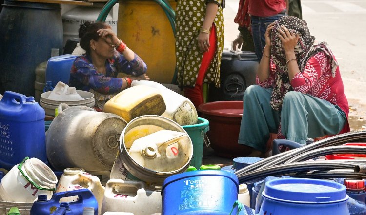 Delhi water Crisis | सुप्रीम कोर्ट ने जल संकट के बीच टैंकर माफिया को लेकर दिल्ली सरकार से किया सवाल, कहा- 'समस्या से निपटने के लिए आपने क्या उपाय किए हैं?'