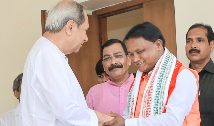 Odisha के मनोनीत मुख्यमंत्री Mohan Charan Majhi ने Naveen Patnaik से मुलाकात की, शपथ ग्रहण समारोह में आमंत्रित किया