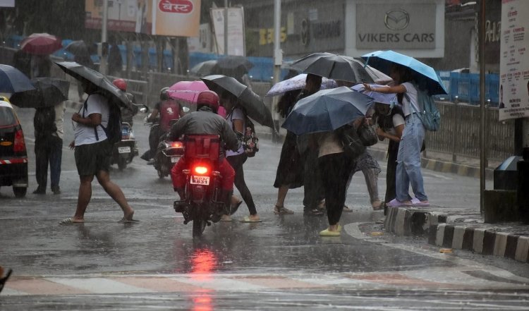 Mumbai के अधिकतर हिस्सों में बारिश, गर्मी से लोगों को मिली राहत