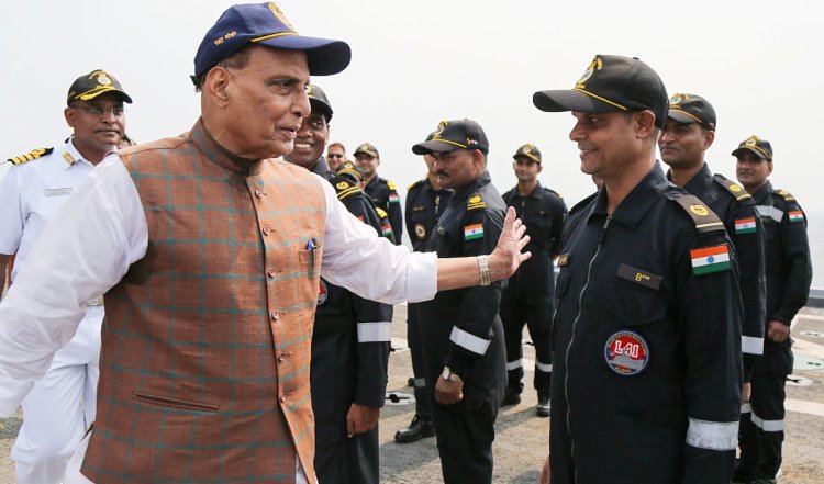 Indian Navy: पूर्वी नौसेना कमान के दौरे पर रक्षा मंत्री, जवानों का बढ़ाया हौसला, कही यह बड़ी बात