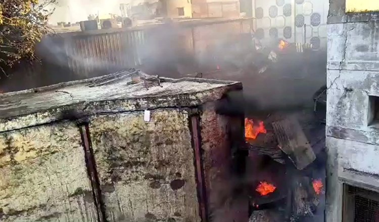 Chandni Chowk Fire incident | दिल्ली पुलिस ने 110 से अधिक दुकानों के जलकर खाक होने पर एफआईआर दर्ज की