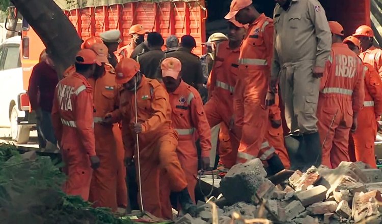 Gujarat Amreli borewell Accident | गुजरात के अमरेली में 500 फीट गहरे बोरवेल में गिरी बच्ची, 17 घंटे तक फंसे रहने के बाद मौत