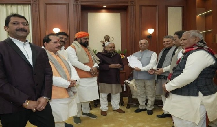 बिहार के उपमुख्यमंत्री Vijay Kumar Sinha ने दो खनिज विकास अधिकारियों को निलंबित किया