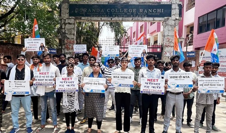 NSUI कार्यकर्ता कर रहे थे शिक्षा मंत्री के घर के बाहर NEET के खिलाफ Protest , दर्ज हो है FIR
