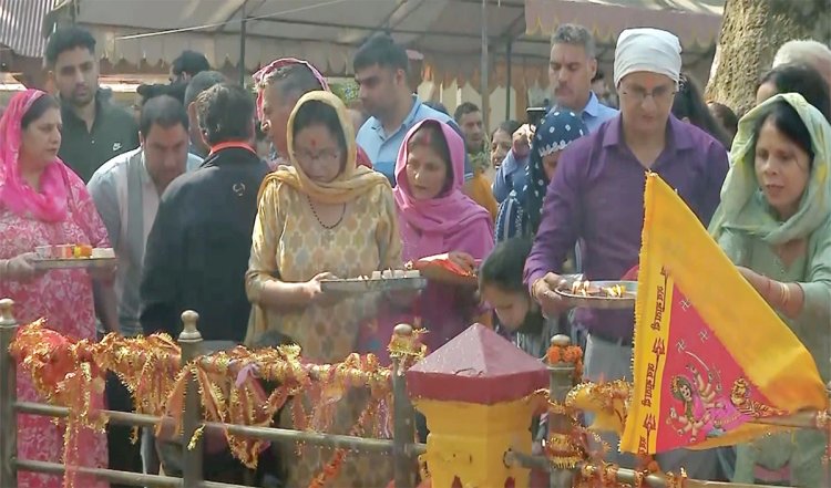Kheer Bhawani Mela धूमधाम से मना रहे Kashmiri Pandits से Mirwaiz Umar Farooq ने कहा- घाटी लौट आओ भाइयों