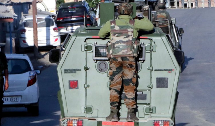 Jammu Kashmir News | कश्मीर के बांदीपुरा में संदिग्ध गतिविधि के बाद सेना ने की गोलीबारी, दो आतंकवादियों के फंसे होने की आशंका