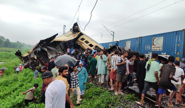 Kanchanjungha Express Acident | दुर्घटना में फंसे लोगों की जानकारी के लिए रेलवे ने हेल्पलाइन नंबर जारी किए, विवरण देखें